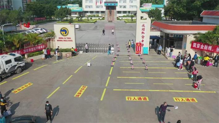 罗定市廷锴纪念中学▲在校门外设立家长接待缓冲区,排队洗手.